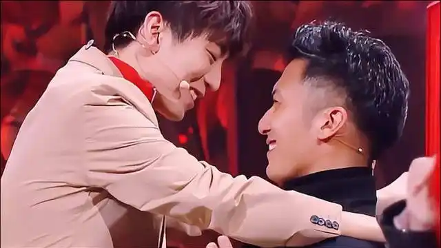 高甜预警!王俊凯当众壁咚谢霆锋,简直不要太甜蜜,我磕到了!