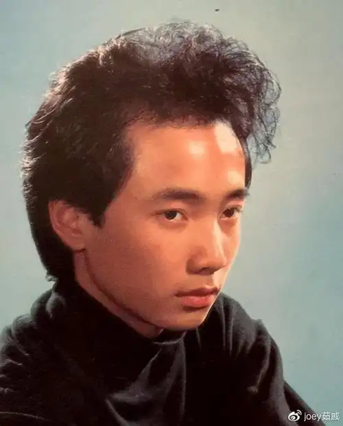 在此之前,他年轻时的一些老照片被曝光,还有一些打脸鹿晗,很神奇.