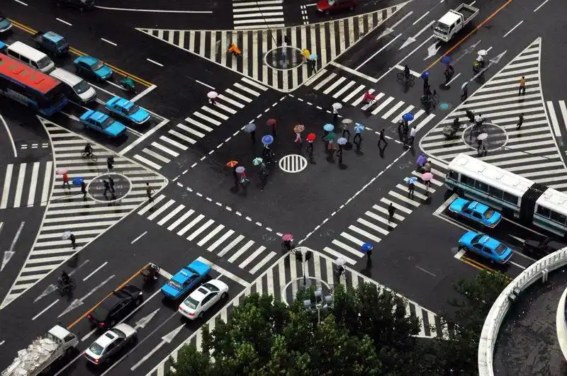 十字路口,怎么行车,才能保障自己的路权