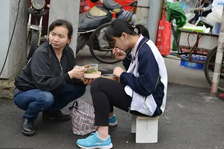 毛坦厂"高三"陪读妈妈多辛苦?双手为孩子当餐桌,每天睡6小时