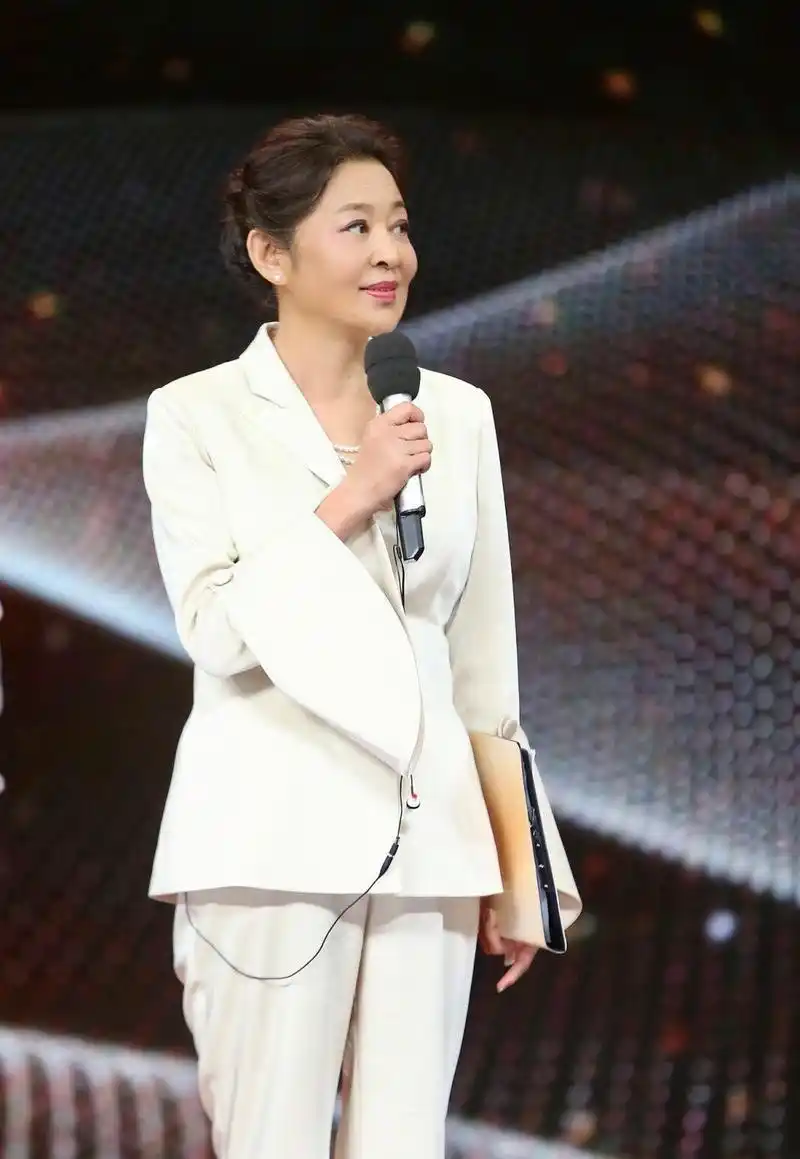 女人到了倪萍这个年纪,就要牢记发型和穿搭的重要性,缺一不可