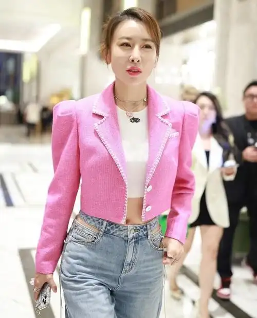毛俊杰粉色露脐上衣牛仔裤,少女感满满,优雅迷人!__财经头条