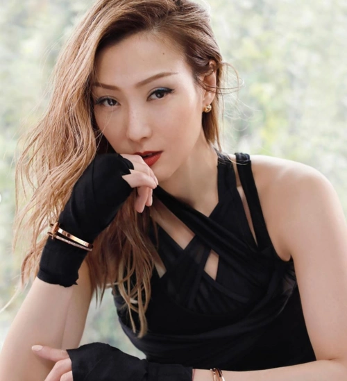 郑秀文穿深v露背西装性感优雅!不老魔女真有47岁?