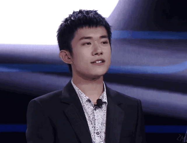 易烊千玺剃平头出席发布会,解锁全新登场方式,总裁范儿十足