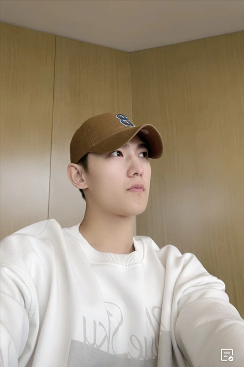杨洋素颜直播状态太好了白色卫衣戴棒球帽笑起来少年感十足