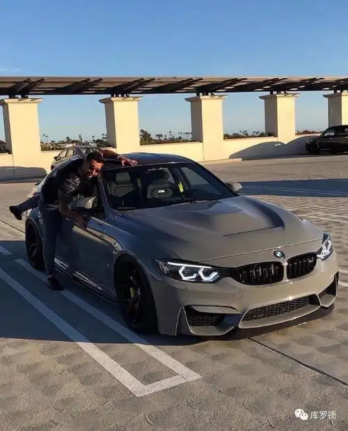 伴随着黑武士风格的风行,宝马车主们也蠢蠢欲动,来看下这两组改装案例