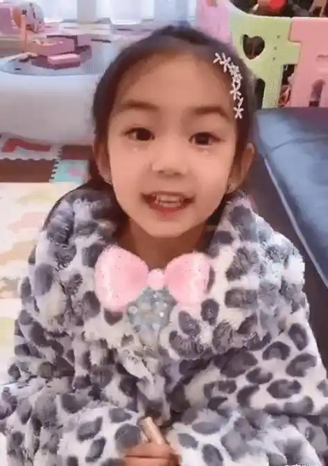 原创有种基因叫戚薇女儿5岁学妈妈化妆最新自拍照太可爱