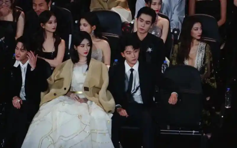 【杨紫】【胡一天】吴白和年年星光大赏打招呼啦!