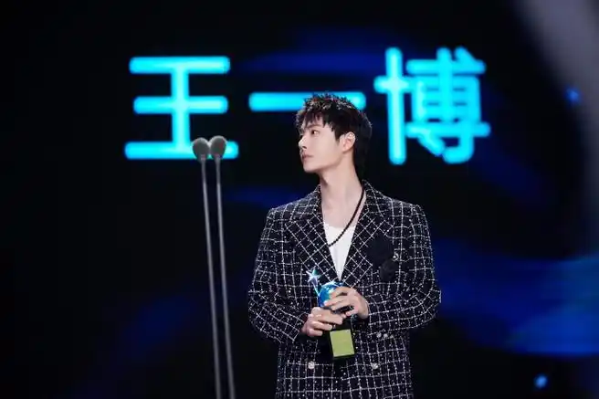 博博把啵丝的绿海拿在手里,可给你们台下举灯牌的啵丝爽到咯#王一博