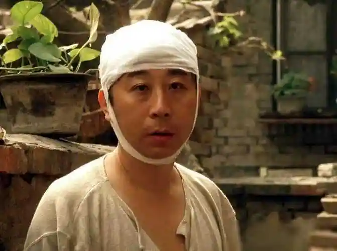 冯巩和孙集斌,一个是贾玲的艺术导师,一个是她的编剧搭档,两位关键