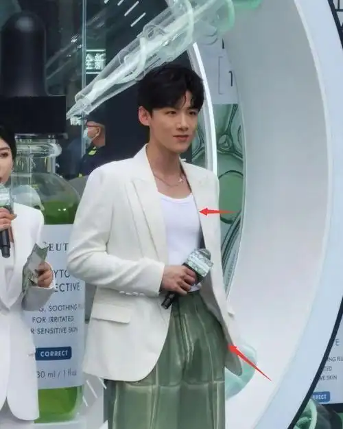 白敬亭当天的裤子有些宽松,可能穿的是品牌赞助,不得不说,小白的状态