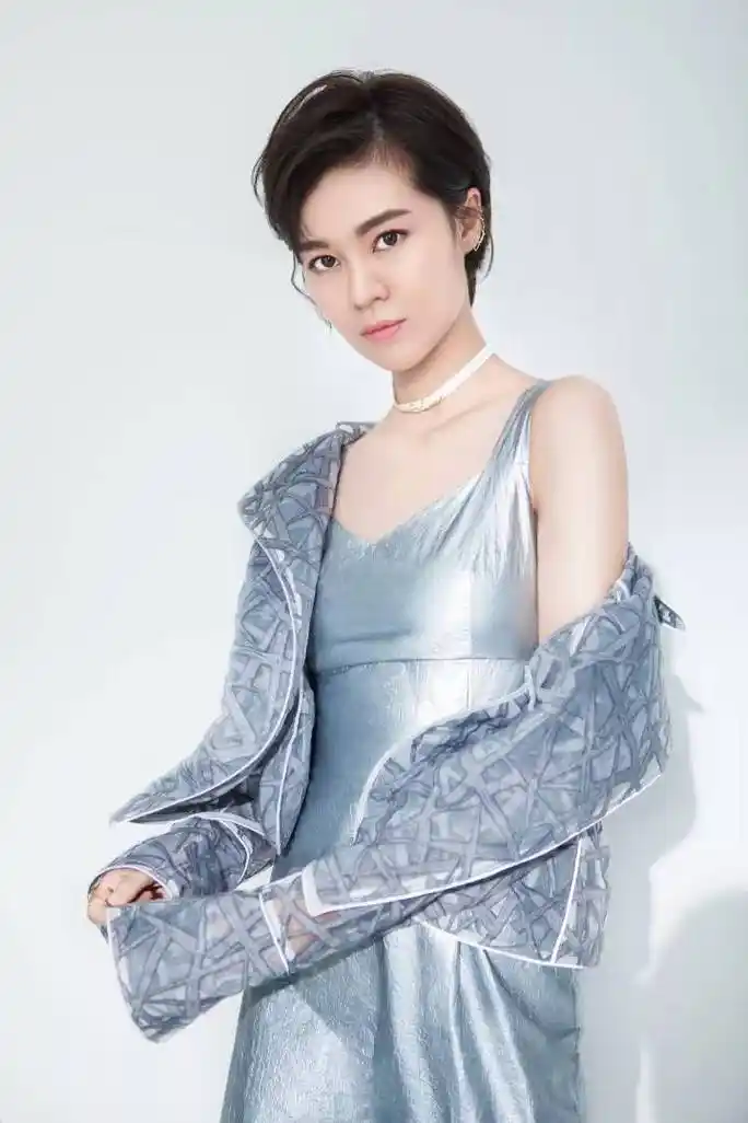 知名流行歌手【郁可唯】的经纪人_人们_嗓音_旋律