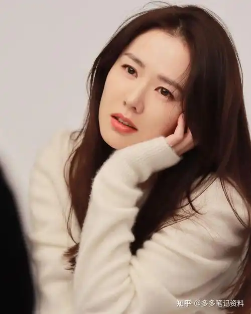 而近年孙艺珍又以《爱的迫降》攀上事业新巅峰,人气