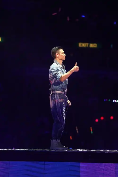 刘德华红馆演唱会 重现经典《忘情水》《冰雨》-搜狐大视野-搜狐新闻