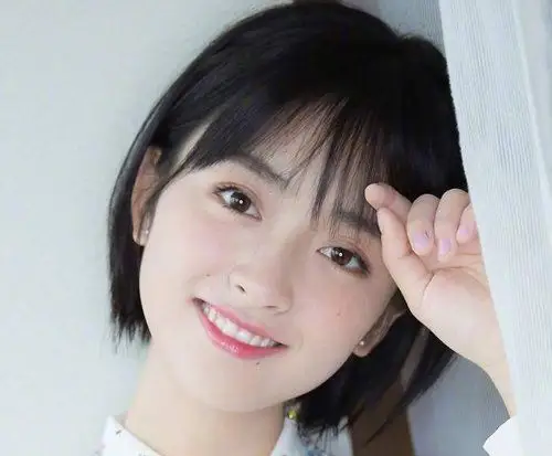 女生碎发刘海露耳短 直发发型