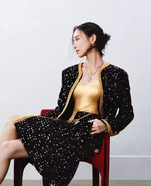 40岁张钧甯拍性感写真大片,吊带裙腰身挖个洞,婴儿般肌肤太抢镜_女神