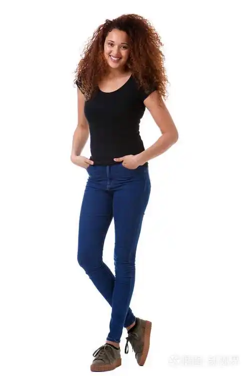 年轻女子的全身肖像微笑反对孤立的白色背景