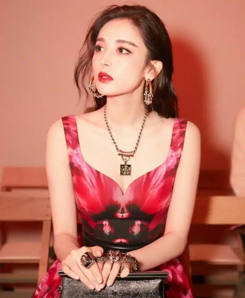 五官精致,千娇百媚的#古力娜扎# 肤白貌美的容颜,性感妖娆的身材,窈窕