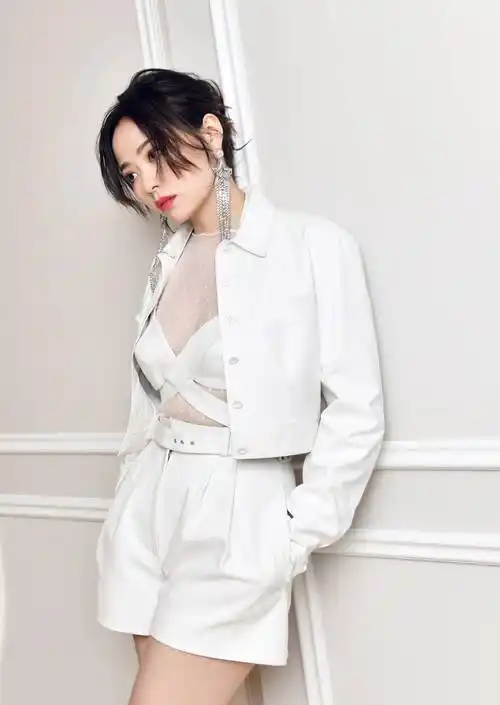 35岁张靓颖真是不低调,穿深v透视裙高级又性感,扎半马尾好少女_样式