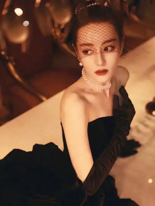 人间尤物迪丽热巴赫本风小黑裙