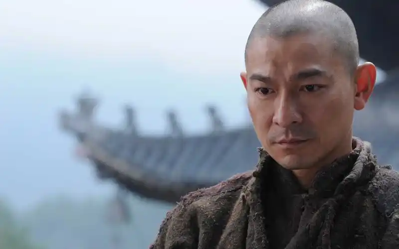 刘德华演唱会后现身寺庙,表情严肃,父母陪伴