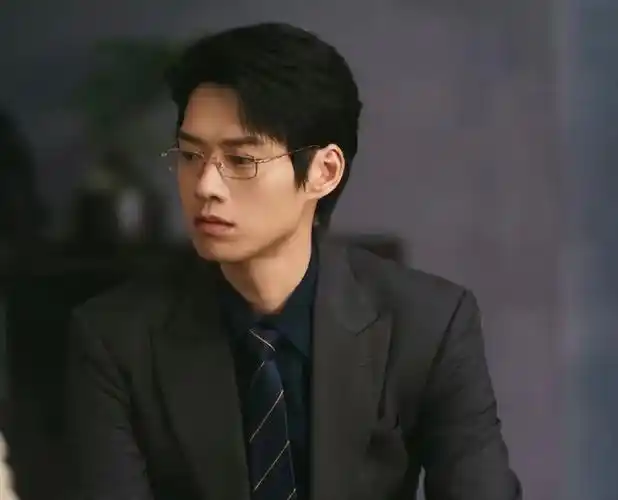 于是开始去查下他的待映作品,机缘巧合又看到了魏大勋以往履历,不得不