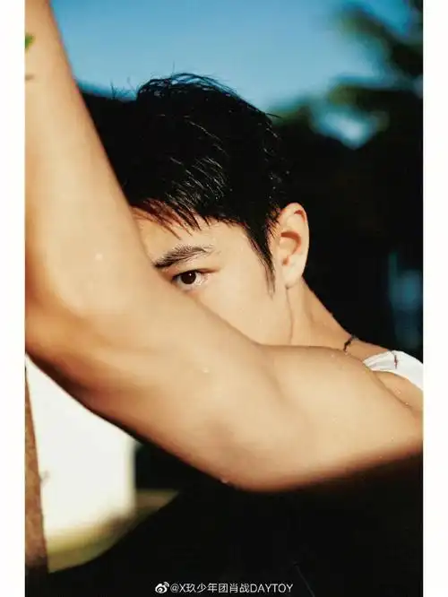 肖战这肌肉线条练得真好看