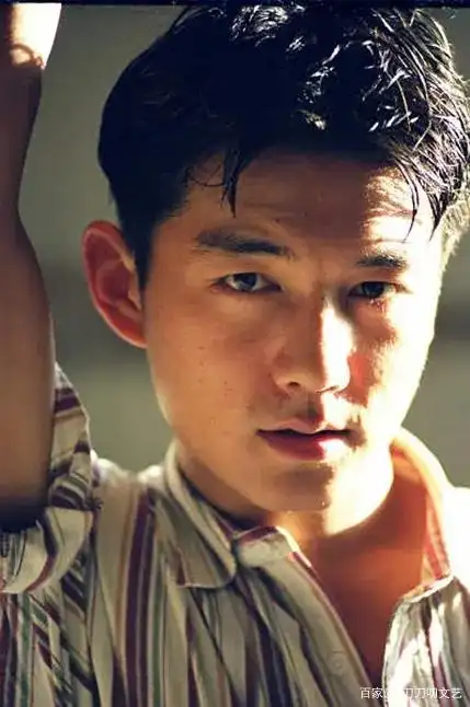 邢佳栋虽然已不再是少年,眼睛里的光,相比少年时代,清澈里多了几分