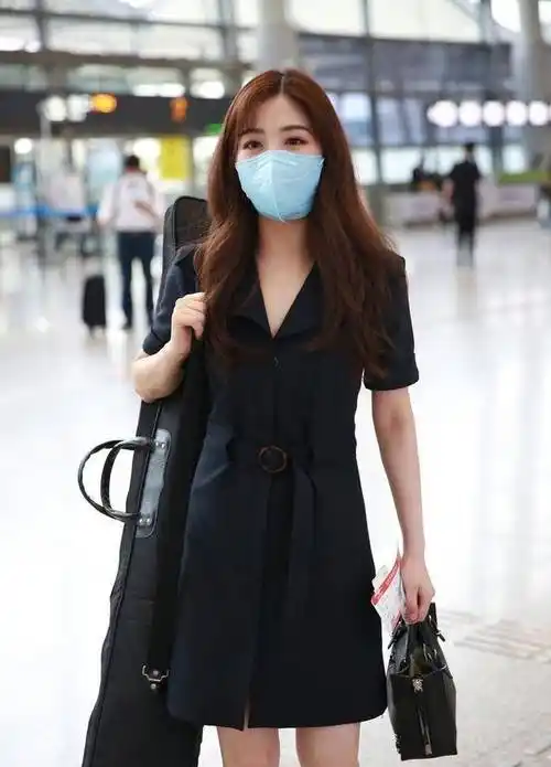 原创张含韵真的31岁吗穿黑色西装裙配中筒袜走机场说是大学生都信