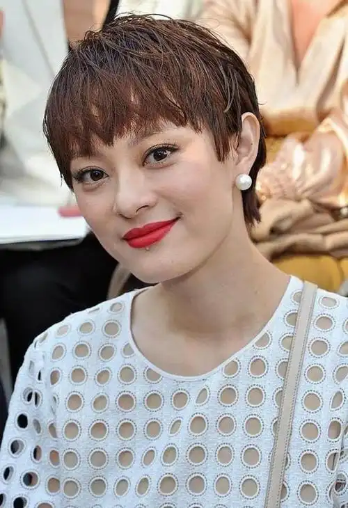 这样看似乎瞧不出什么差别,不过接下来的特写近照把孙俪的脸蛋照的是