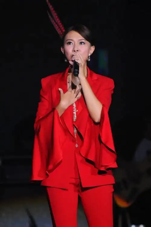 卓依婷演唱会深圳站坐无虚席