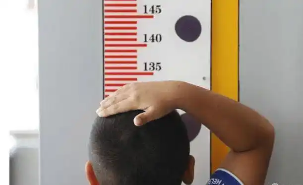 10岁男孩身高1米23,父母每天花3000元打生长激素无果,医生:愚蠢