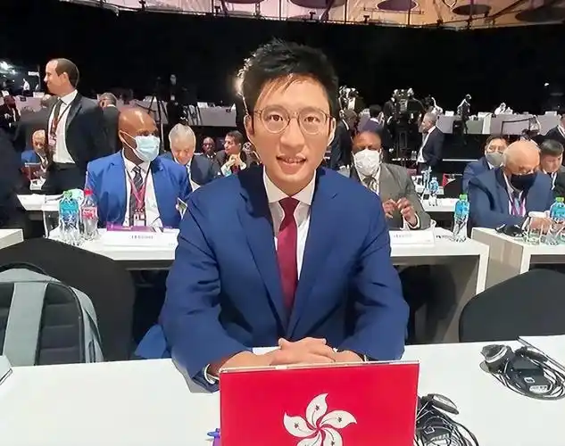 霍启山热爱足球获得哥哥霍启刚的支持兄弟一起发展文体事业