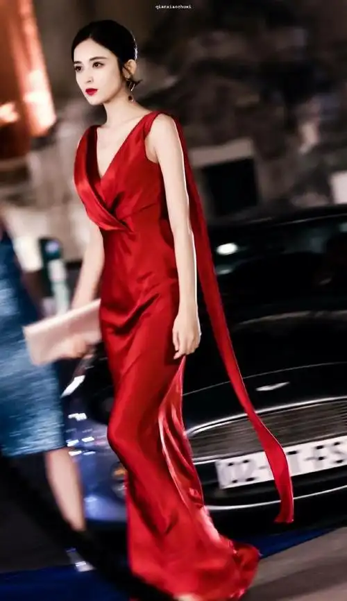 在各大时尚红毯当中,女明星们争奇斗艳,红色的艳丽相映成趣