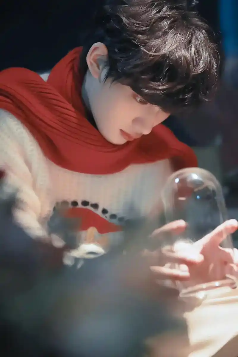 丁程鑫小王子的这组照片氛围感封神好吧,有一种不忍打破的静谧美 - 抖