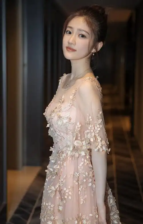 女演员汤梦佳甜美迷人活动写真