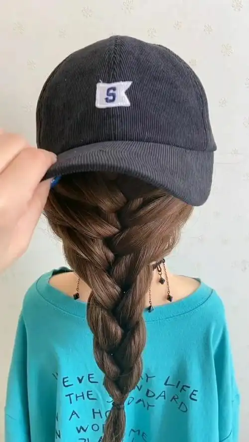 戴帽子的发型可以这样扎,时尚好看,你们也试试
