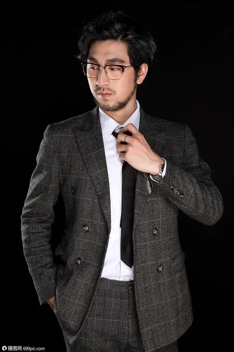 照片 人物情感 事业 穿西装的大叔形象.jpg