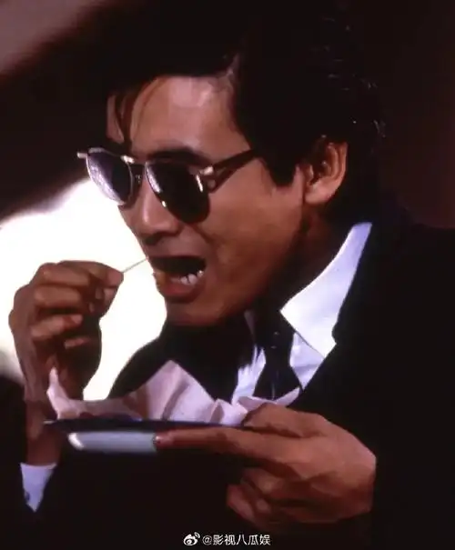 周润发在《英雄本色》中叼牙签的人物设计就是致敬沃伦叼火柴