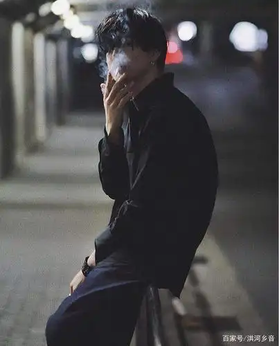 深夜抽烟的照片