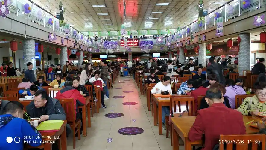 在南京理工大学食堂就餐.