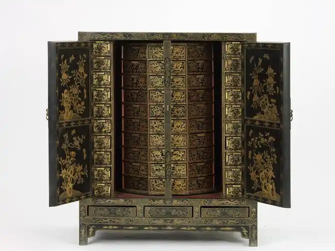 黑漆描金双龙药柜《皇后进药底簿》(内页)主办方介绍,此次展览是故宫