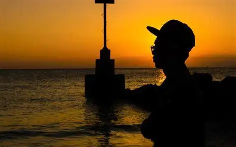 夕阳下一个人看海的孤独背影,高清壁纸图片,非主流-回车桌面
