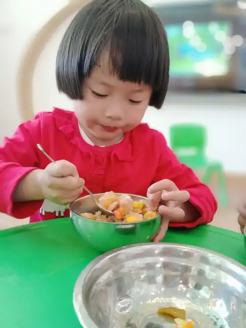 小朋友们比刚开始都进步多了,会自己大口大口吃饭.