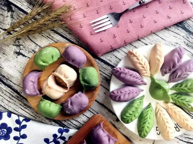 新年吃彩色饺子,愿:来年好彩头