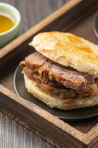 营养美食烧饼夹牛肉特写