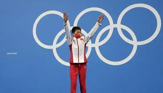 2021年,"国宠"全红婵一骑绝尘横扫世界跳水队,赛后:想吃辣条|奥运冠军