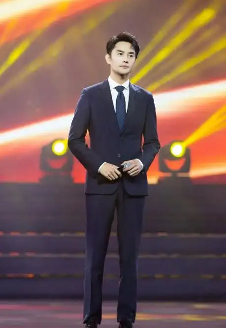 王凯成都出席活动,搭配惊艳有型,酷帅魅力尽显|西装|发型|衬衣|领带