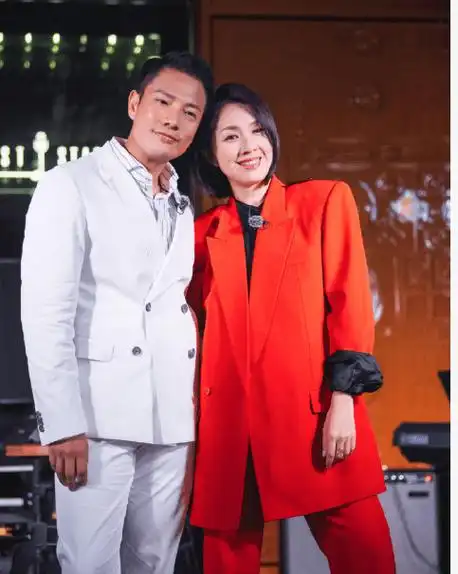 丁子高42岁生日大秀合照放闪,获老婆杨千嬅送上爱的蛋糕_祝福_感情