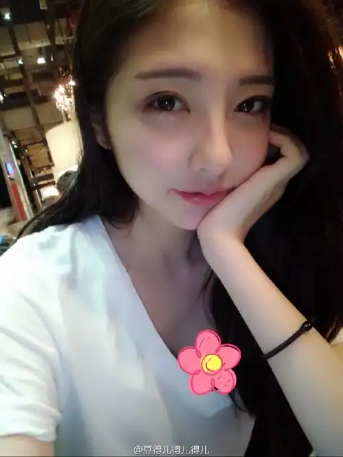 豆得儿真名李惠玥,小时候就是大眼萌,如今更是水又仙.